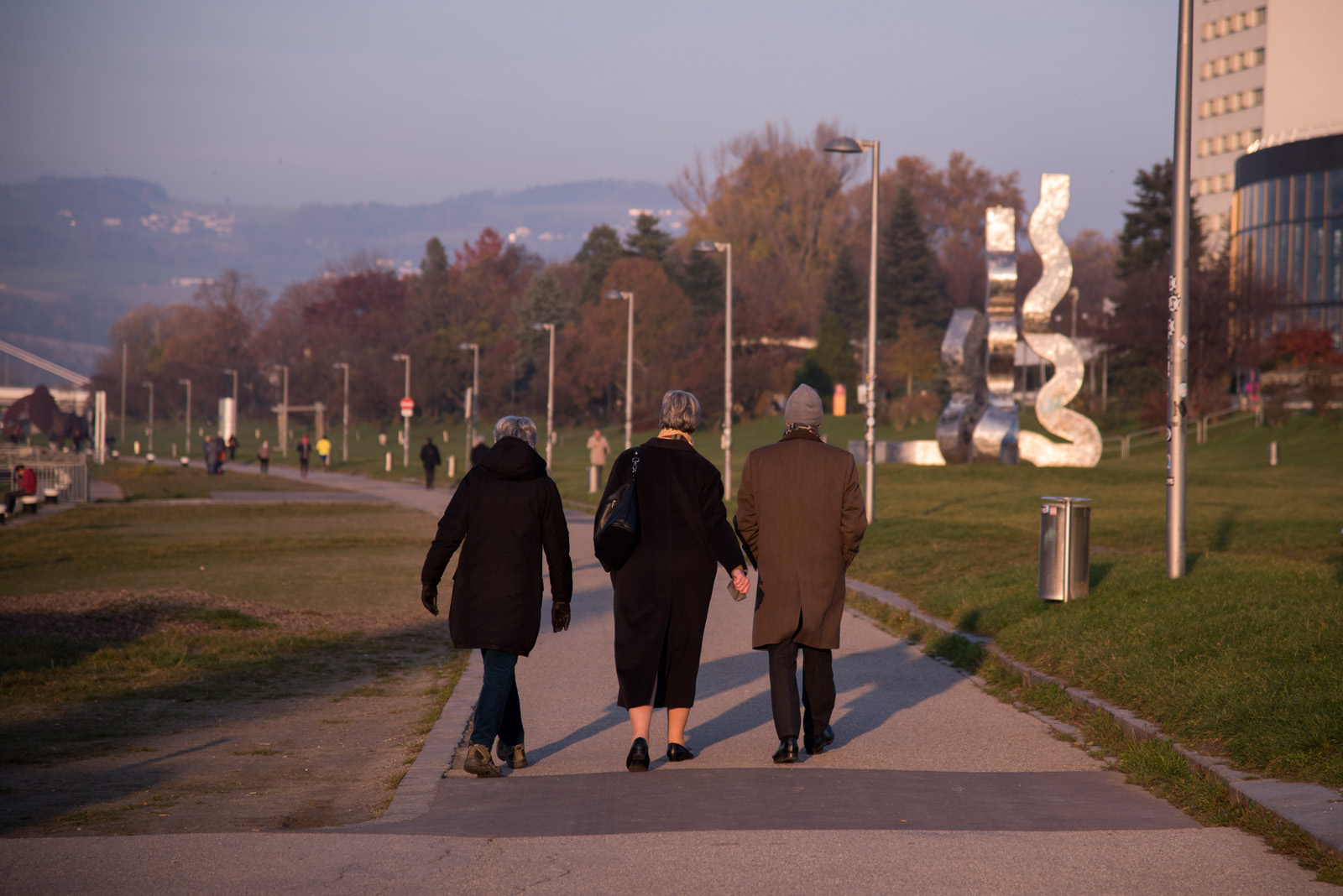 Fußgänger:innen an der Donau