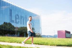 Fußgänger vor Lentos Kunstmuseum