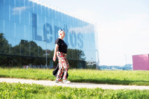 Frau vor Lentos Kunstmuseum