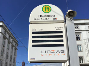 Linienanzeige an einer Haltestelle