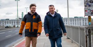 zwei Menschen auf einer Brücke