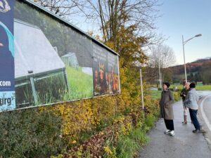 Plakat von im Boden versinkenden Gewächshäusern