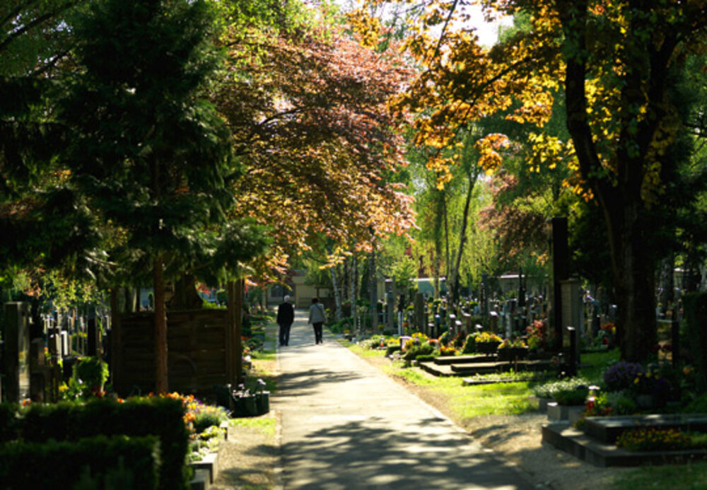 2 Personen im Barbara-Friedhof